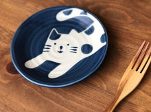 將圖片載入圖庫檢視器 カネ定製陶 kanesada-seito 跳上桌子的貓🐈14cm小碟 - Never-Never Land
