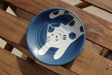 將圖片載入圖庫檢視器 カネ定製陶 kanesada-seito 跳上桌子的貓🐈14cm小碟 - Never-Never Land
